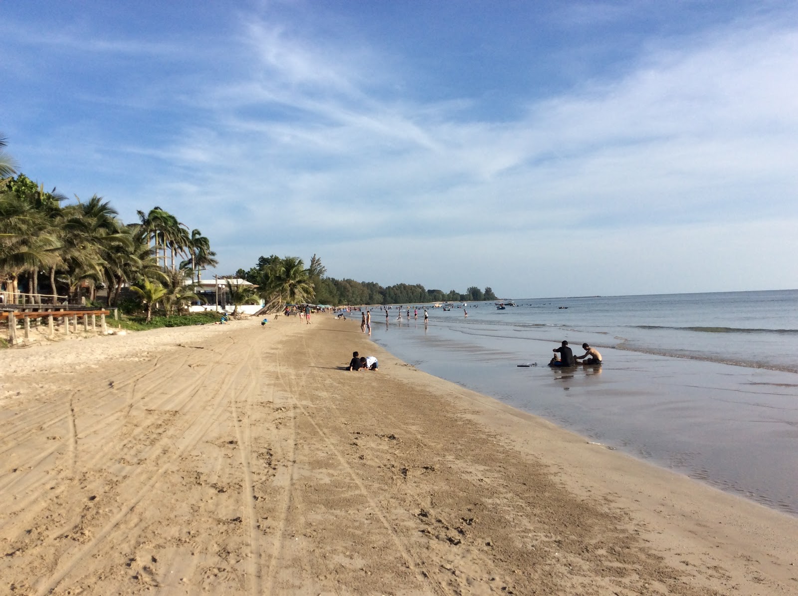 Hat Chao Lao Beach的照片 带有明亮的沙子表面