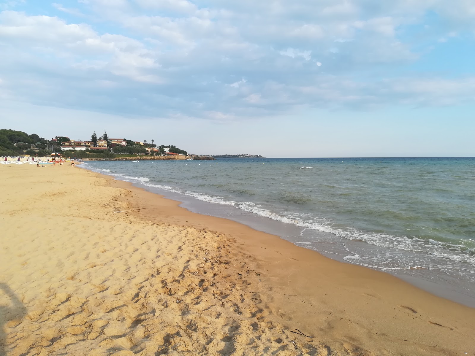 Fotografie cu Fiume Capo beach cu o suprafață de apa albastra