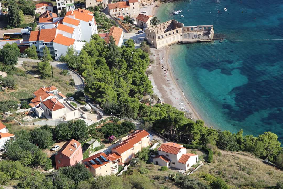 Foto di Gusarica beach sorretto da scogliere