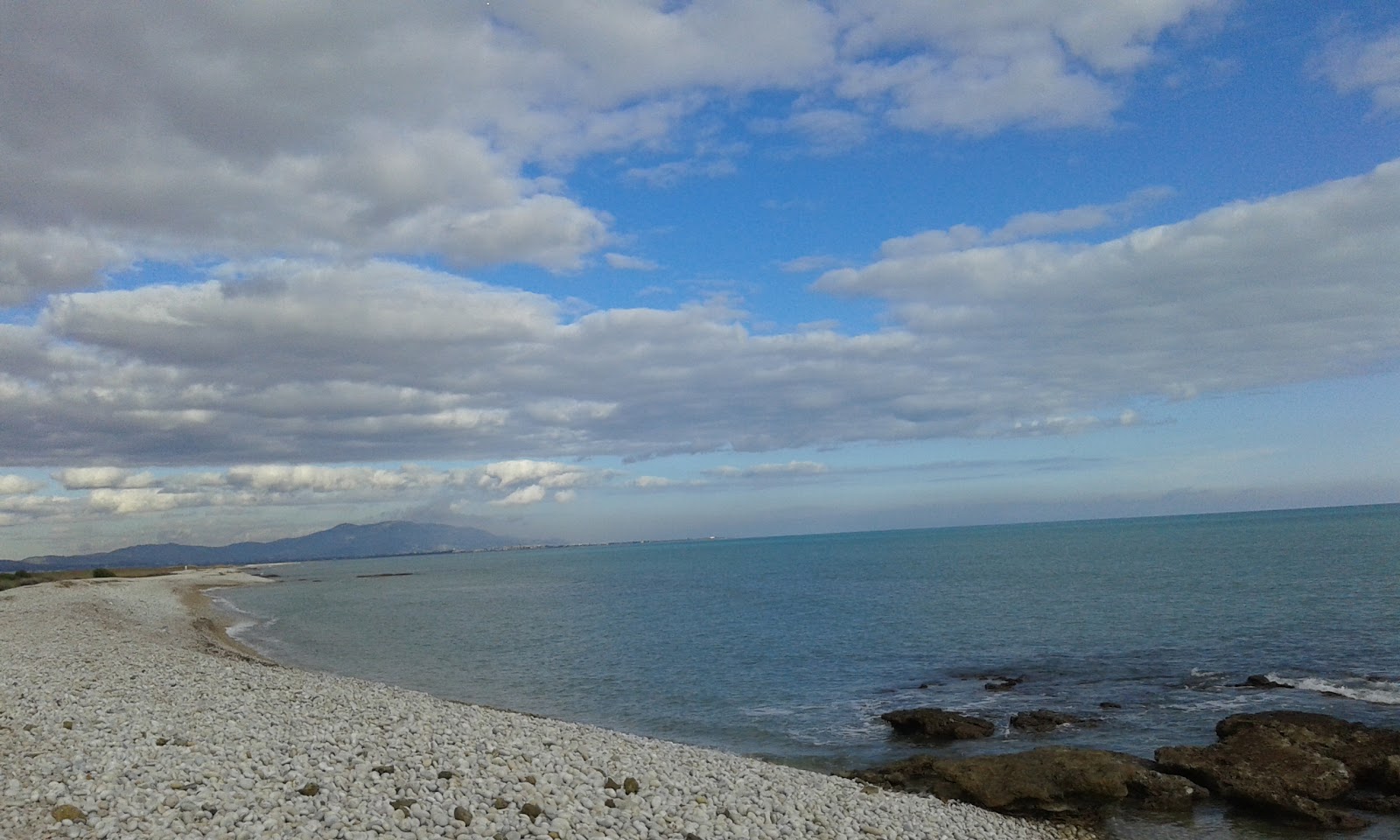Foto di Playa Torre la Sal con una superficie del ciottoli grigi