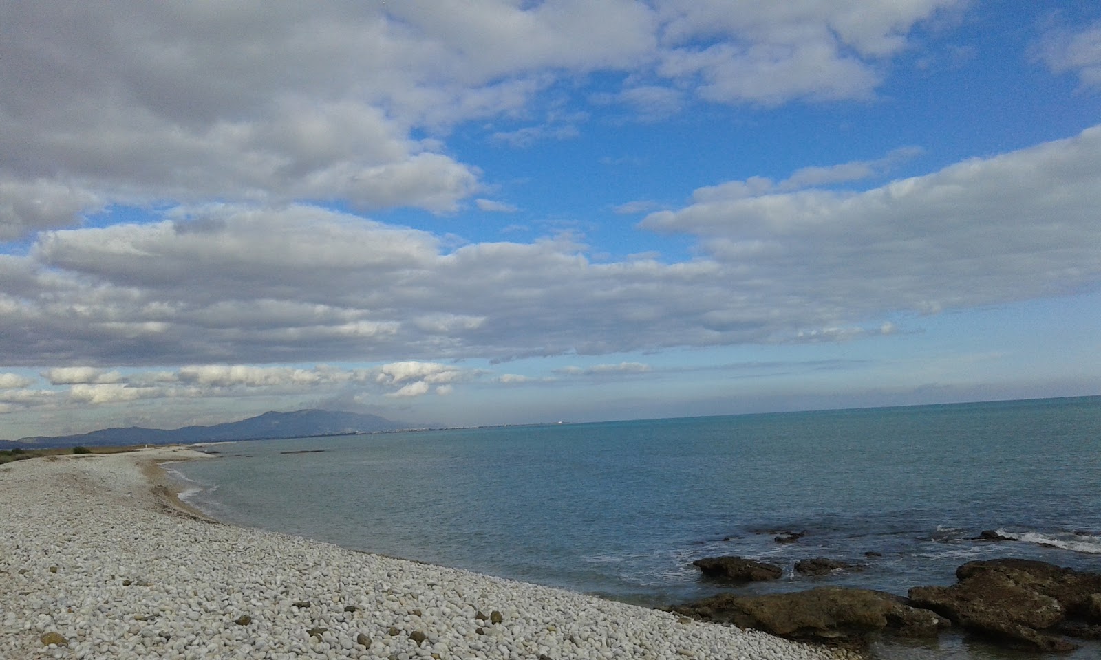 Foto di Playa Torre la Sal con una superficie del ciottolo grigio