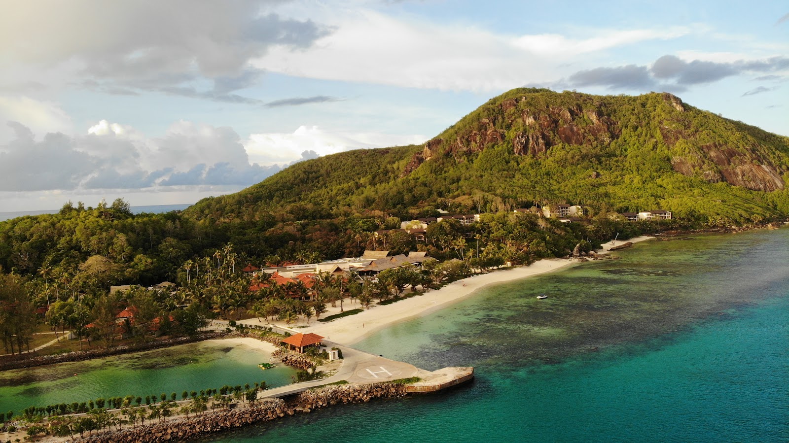 Anse Cimetiere Beach的照片 带有宽敞的海岸