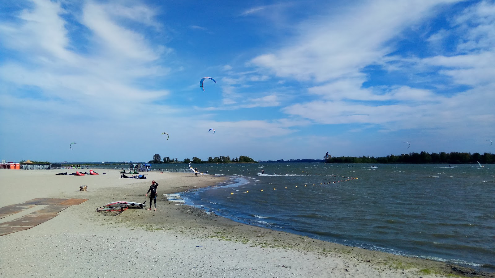 Foto de Praia Blijburg com areia brilhante superfície