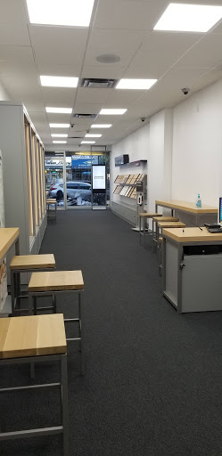 Cell Phone Store «Nycom Wireless Verizon Retailer», reviews and photos, 22-39 31st St, Astoria, NY 11105, USA