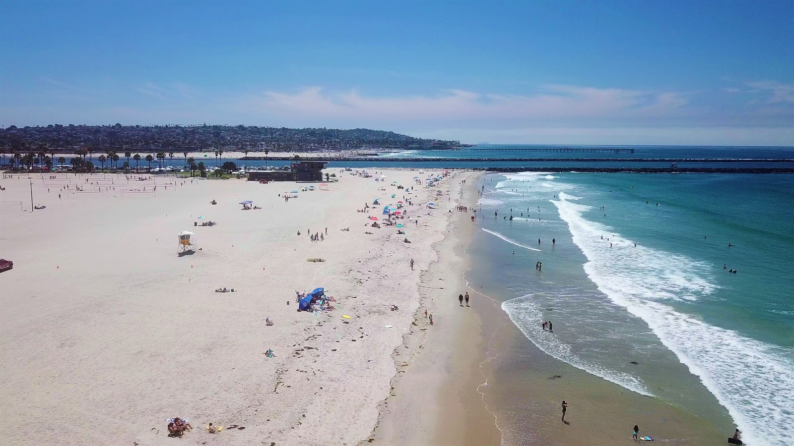 Fotografie cu South Mission beach cu o suprafață de nisip strălucitor