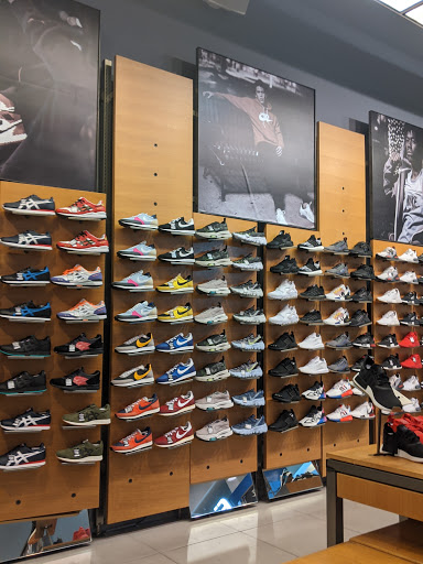 Shoe Store «Finish Line», reviews and photos, 4200 Conroy Rd #120, Orlando, FL 32839, USA