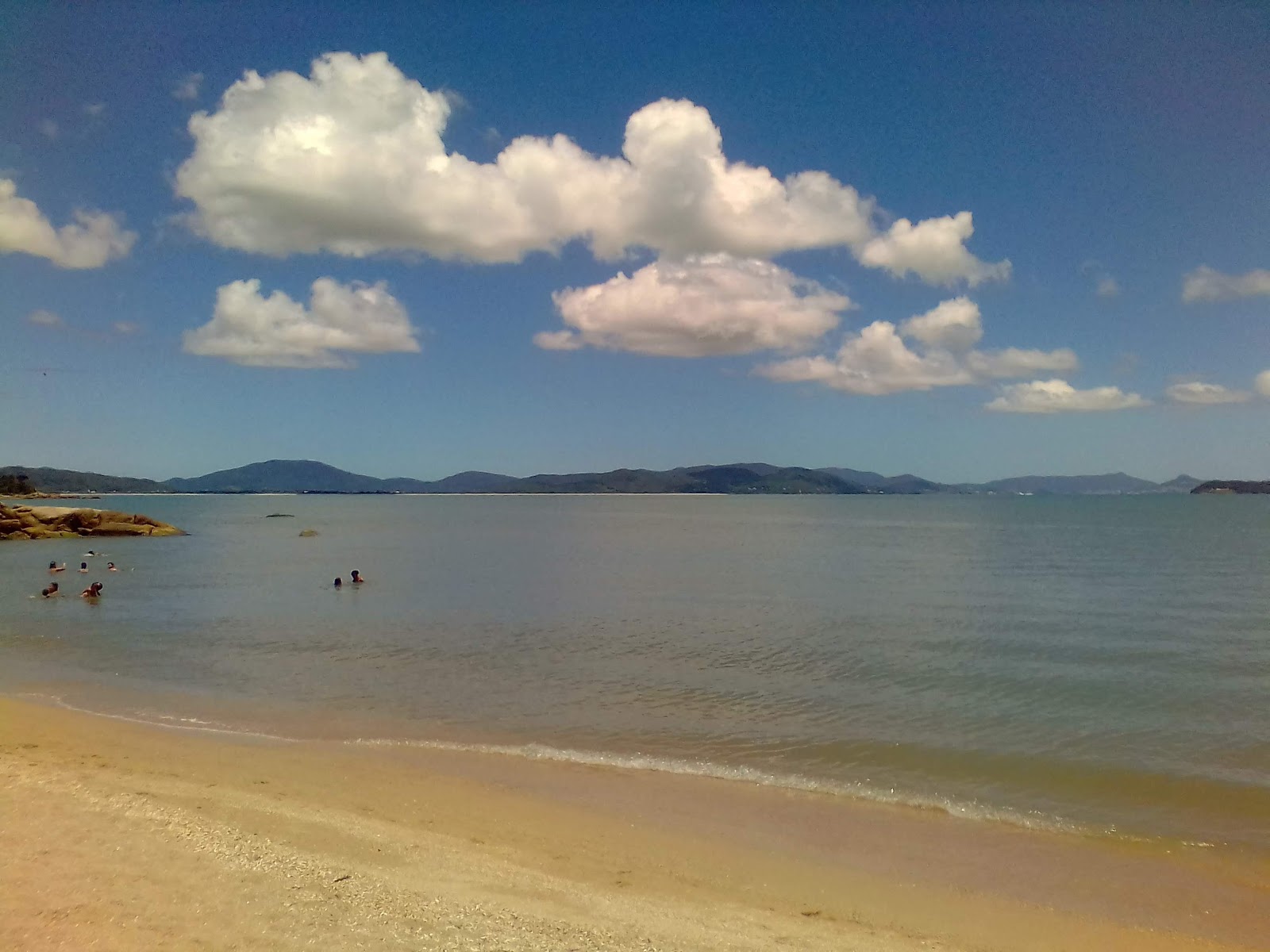 Praia do Sinal'in fotoğrafı uçurumlarla desteklenmiş