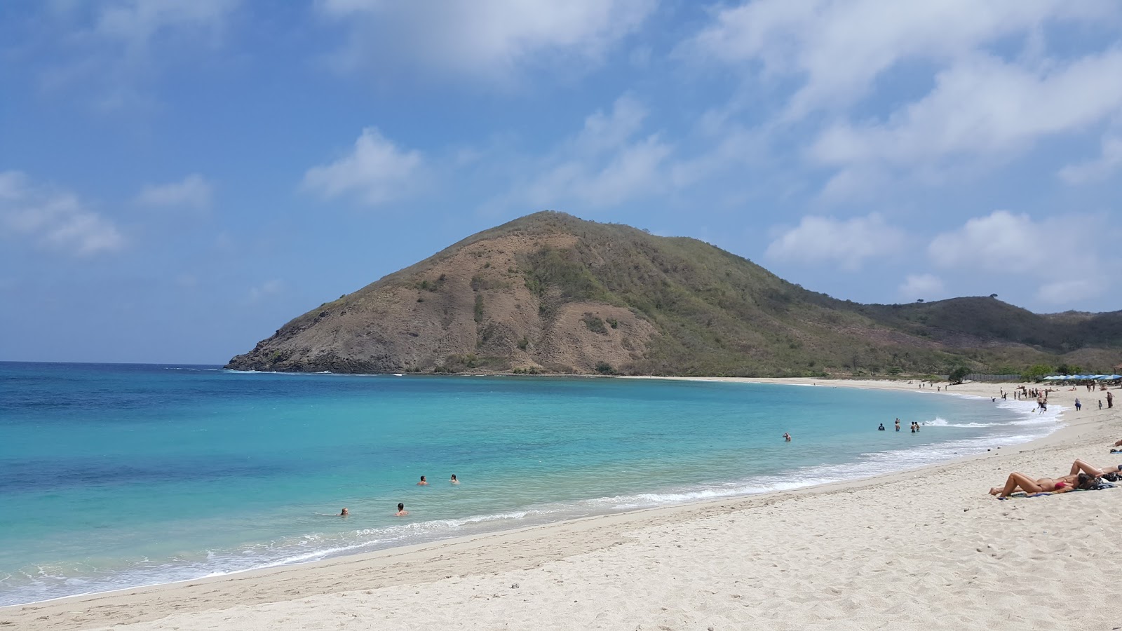 Zdjęcie Mawun Beach otoczony górami