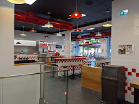 Atmosphère du Restaurant de hamburgers Five Guys Clermont-Ferrand - n°20