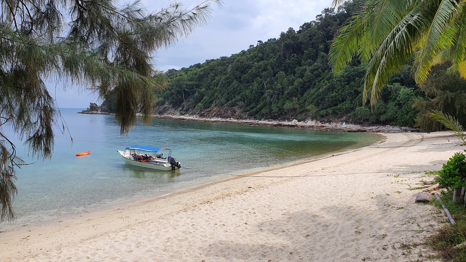 Rimba Resort beach的照片 带有碧绿色纯水表面