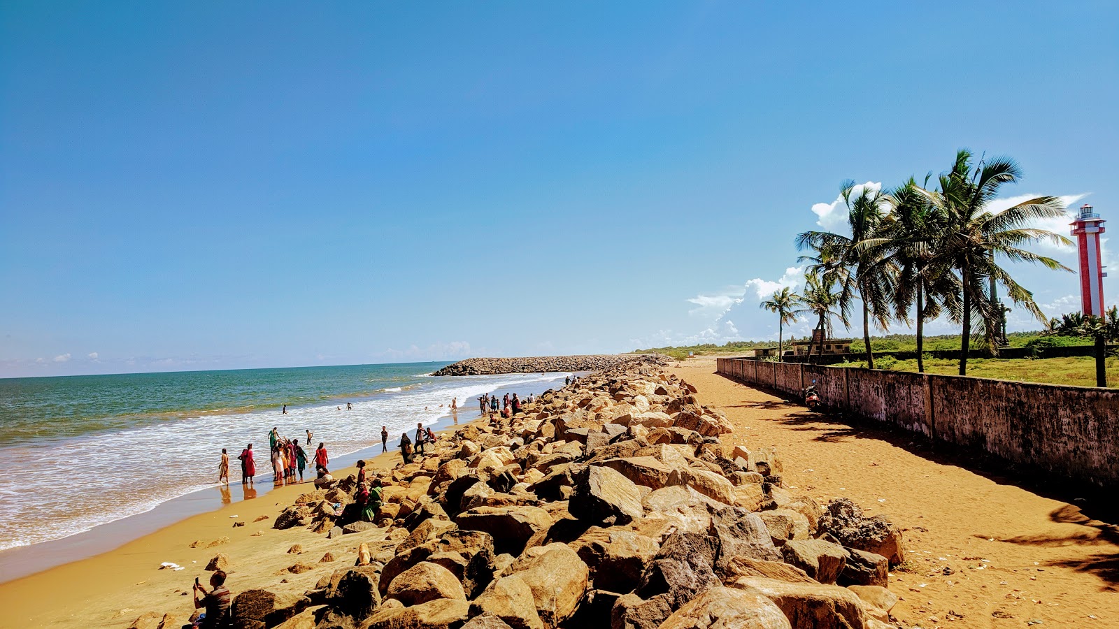 Poompuhar Beach的照片 带有碧绿色水表面