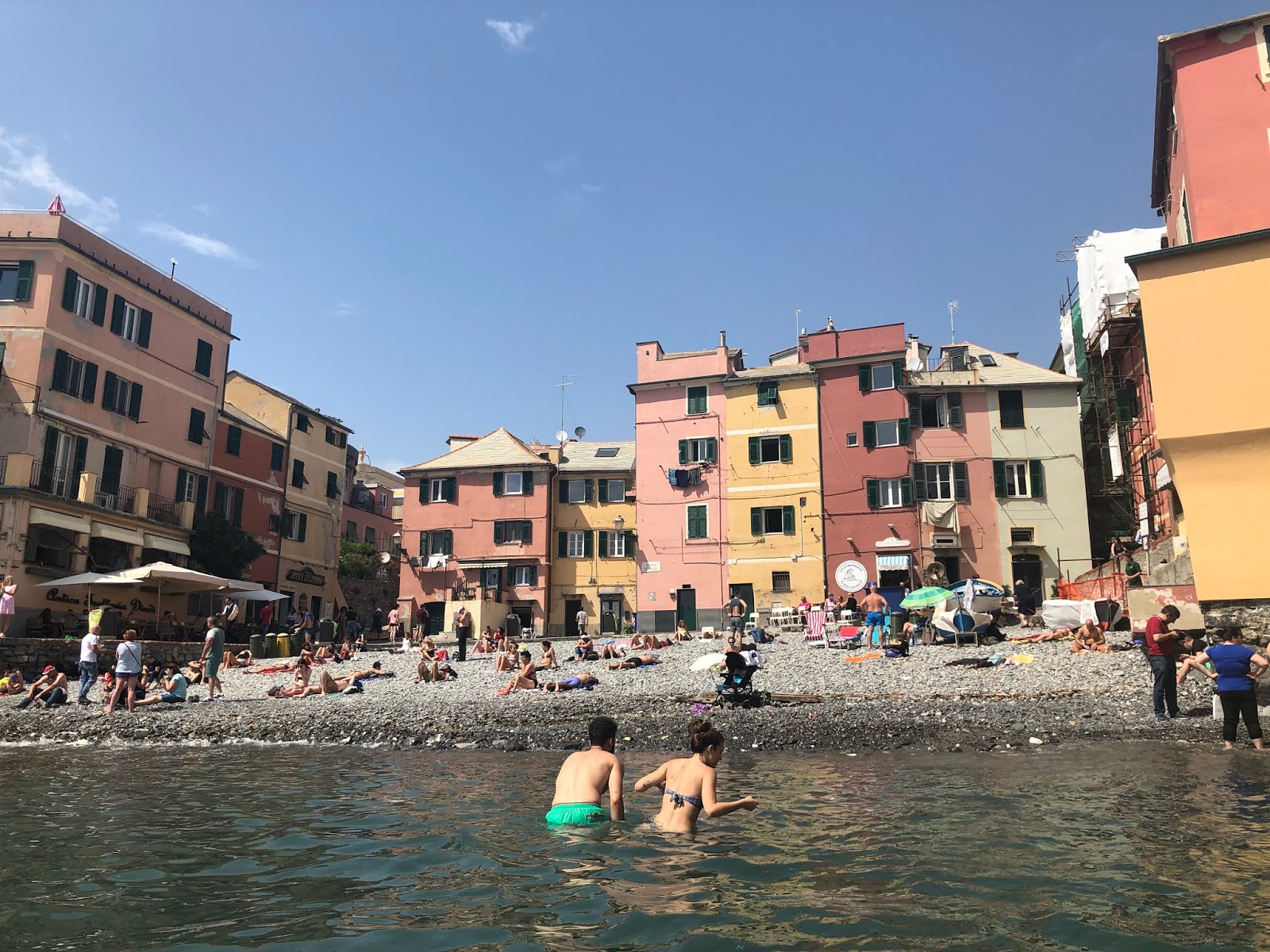 Spiaggia di Boccadasse的照片 带有蓝色纯水表面
