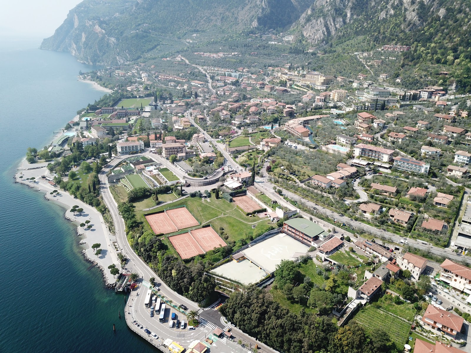 Fotografija Spiaggia Limone sul Garda priljubljeno mesto med poznavalci sprostitve