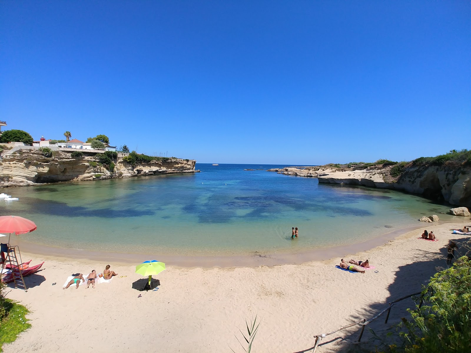 Valokuva Spiaggia del Minaretoista. pinnalla ruskea hiekka:n kanssa