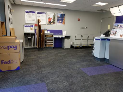 Shipping and Mailing Service «FedEx Ship Center», reviews and photos, 950 Bennett Rd, Orlando, FL 32803, USA