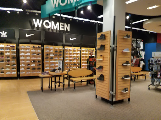 Shoe Store «Finish Line», reviews and photos, 801 Hawthorn Center, Vernon Hills, IL 60061, USA