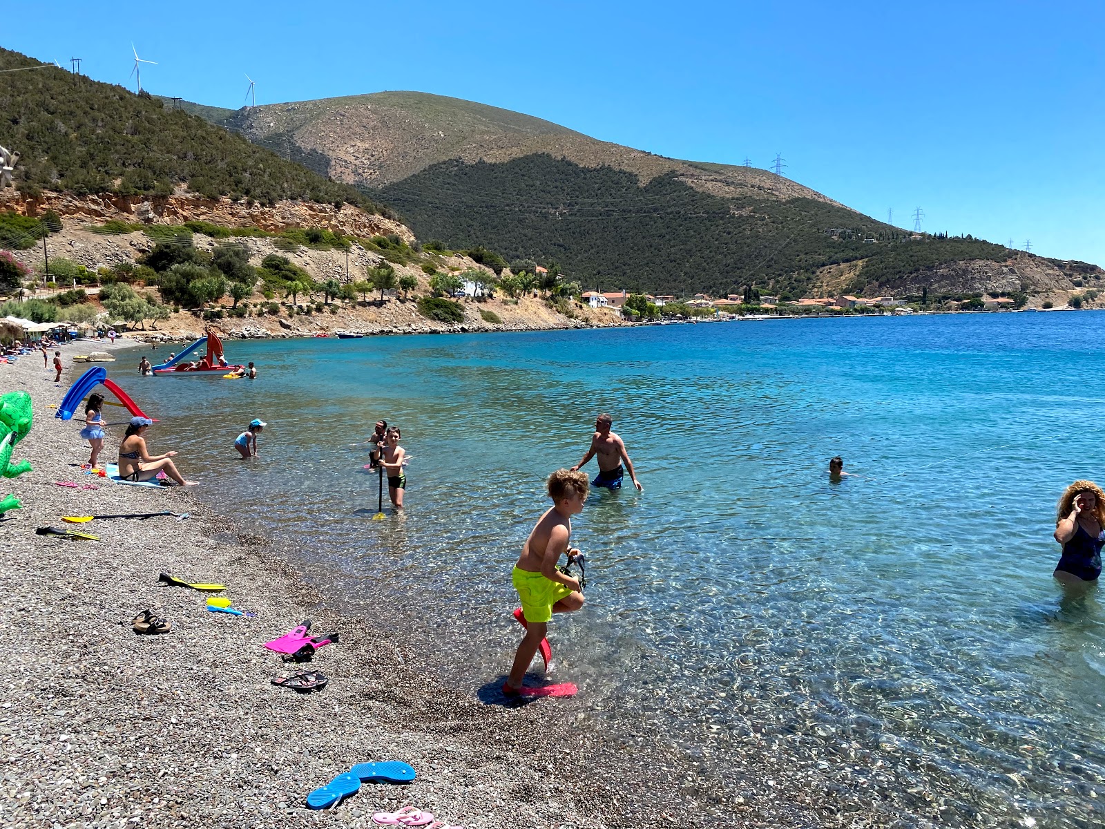 Valokuva Agios Nikolaos beachista. pinnalla vihreä puhdas vesi:n kanssa