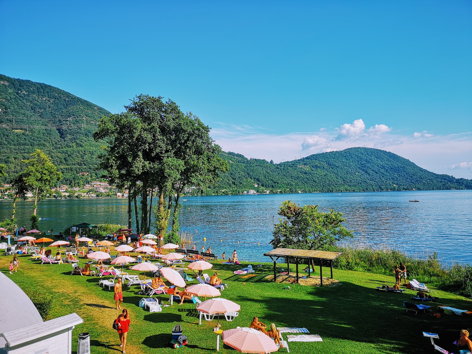 Fotografie cu Lido di Omegna Beach - locul popular printre cunoscătorii de relaxare