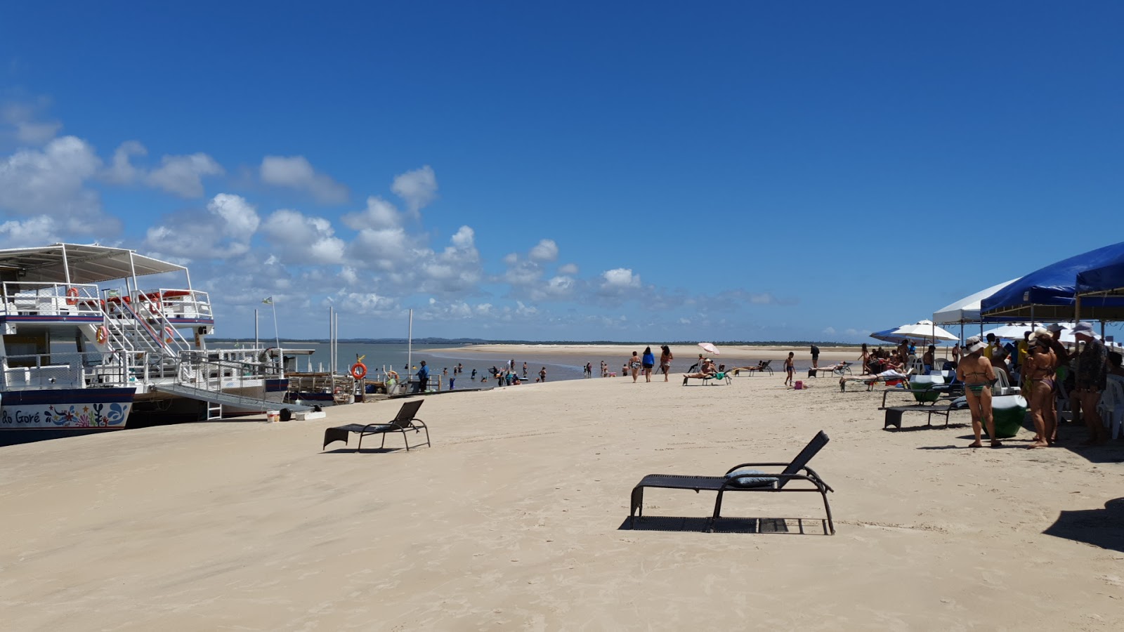 Foto von Ilha dos Namorados Beach mit lange, gerade küste