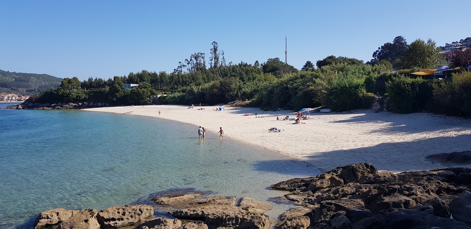 Foto di Praia de Pintens con una superficie del sabbia beige