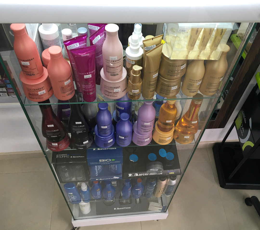 La Peluqueria Beauty Bar