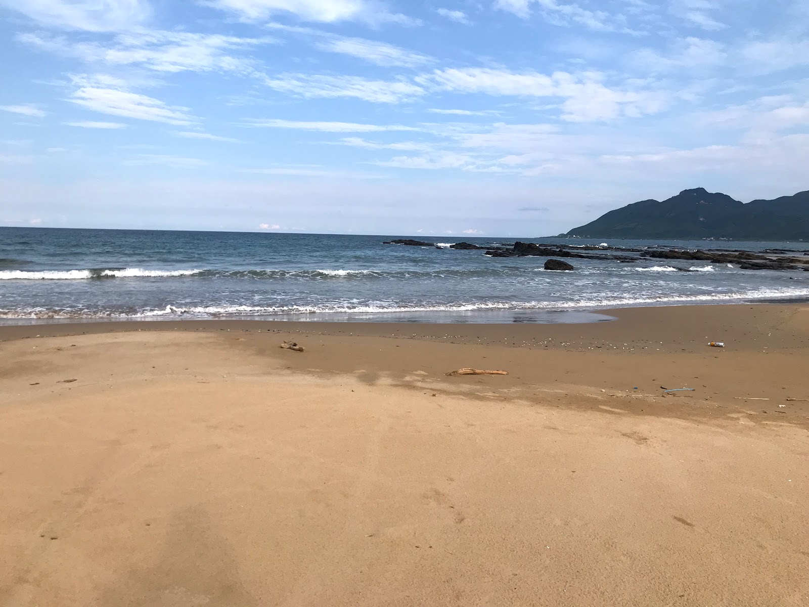 Photo de Yanliao Beach avec l'eau turquoise de surface