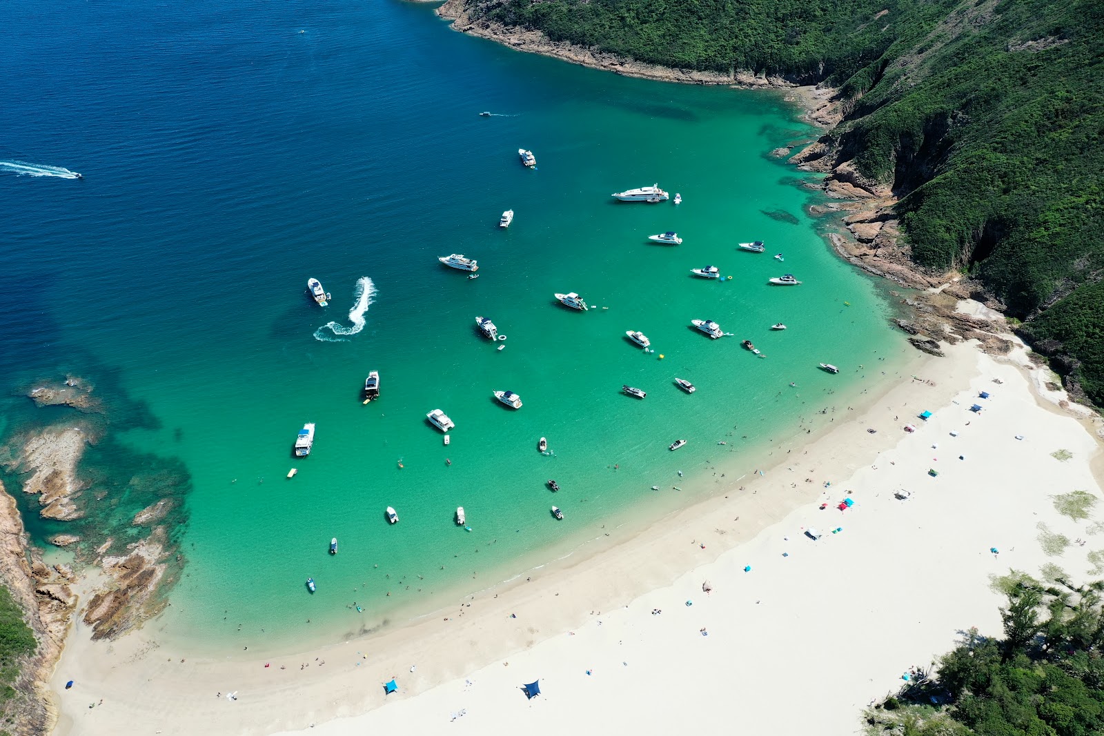 Photo de Long Ke Wan Beach avec moyenne baie