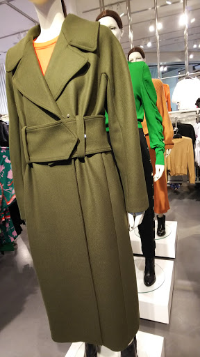Stores to buy women's trench coats Tokyo