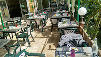 Atmosphère du Restaurant français Restaurant Pétrarque et Laure à Fontaine-de-Vaucluse - n°12
