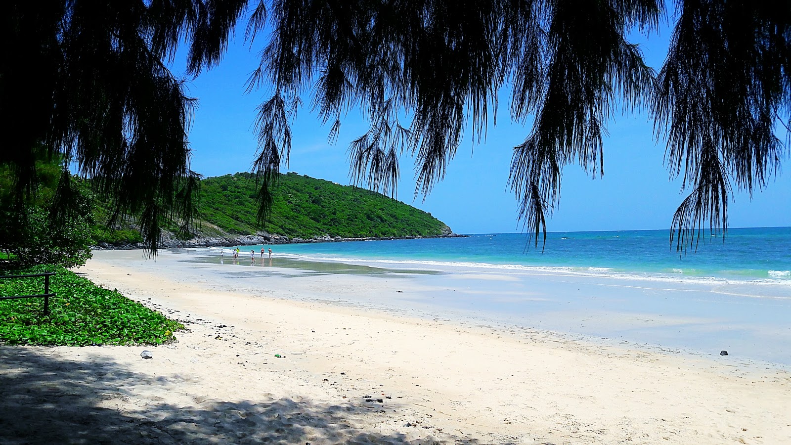 Foto de Nang Ram Beach rodeado por montanhas