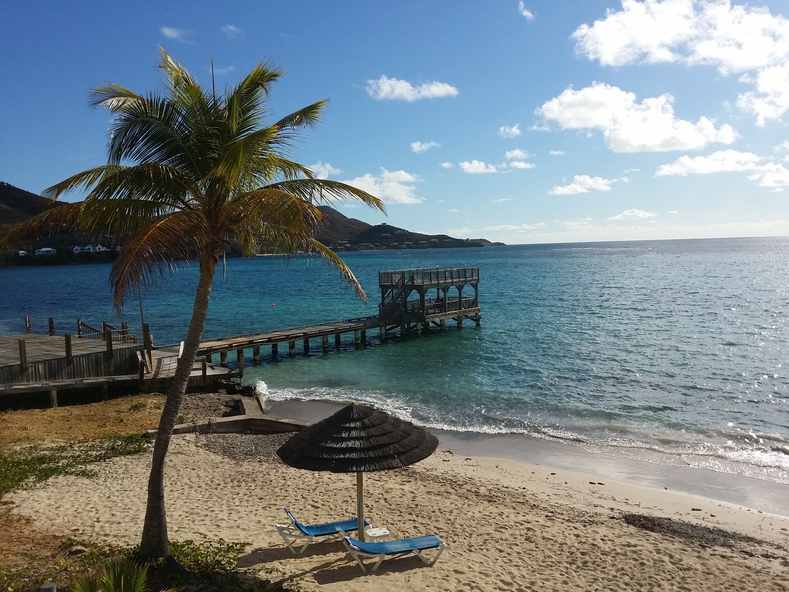 Foto de Grapetree beach com areia fina e brilhante superfície