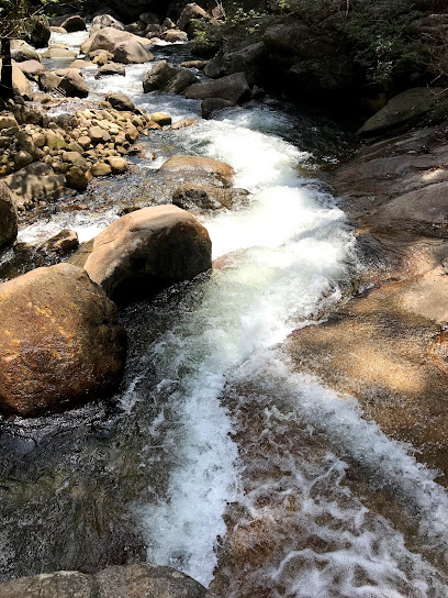 น้ำตกหนานปลิว Nhanplew Waterfall