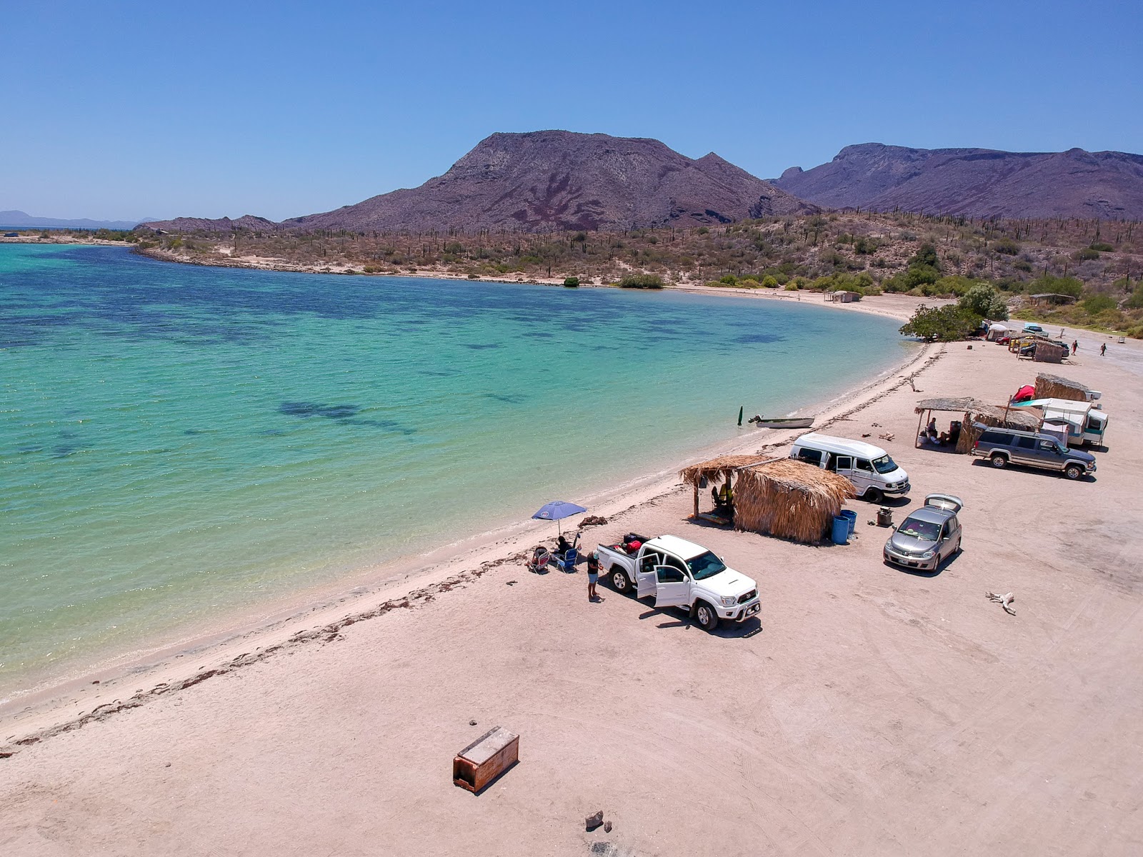 Foto de La playa de El Requesón con agua cristalina superficie