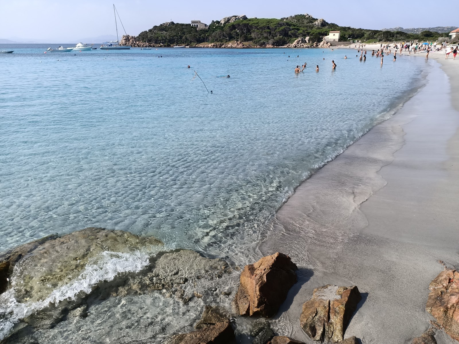 Foto von Spiaggia di Santa Maria mit feiner weißer sand Oberfläche