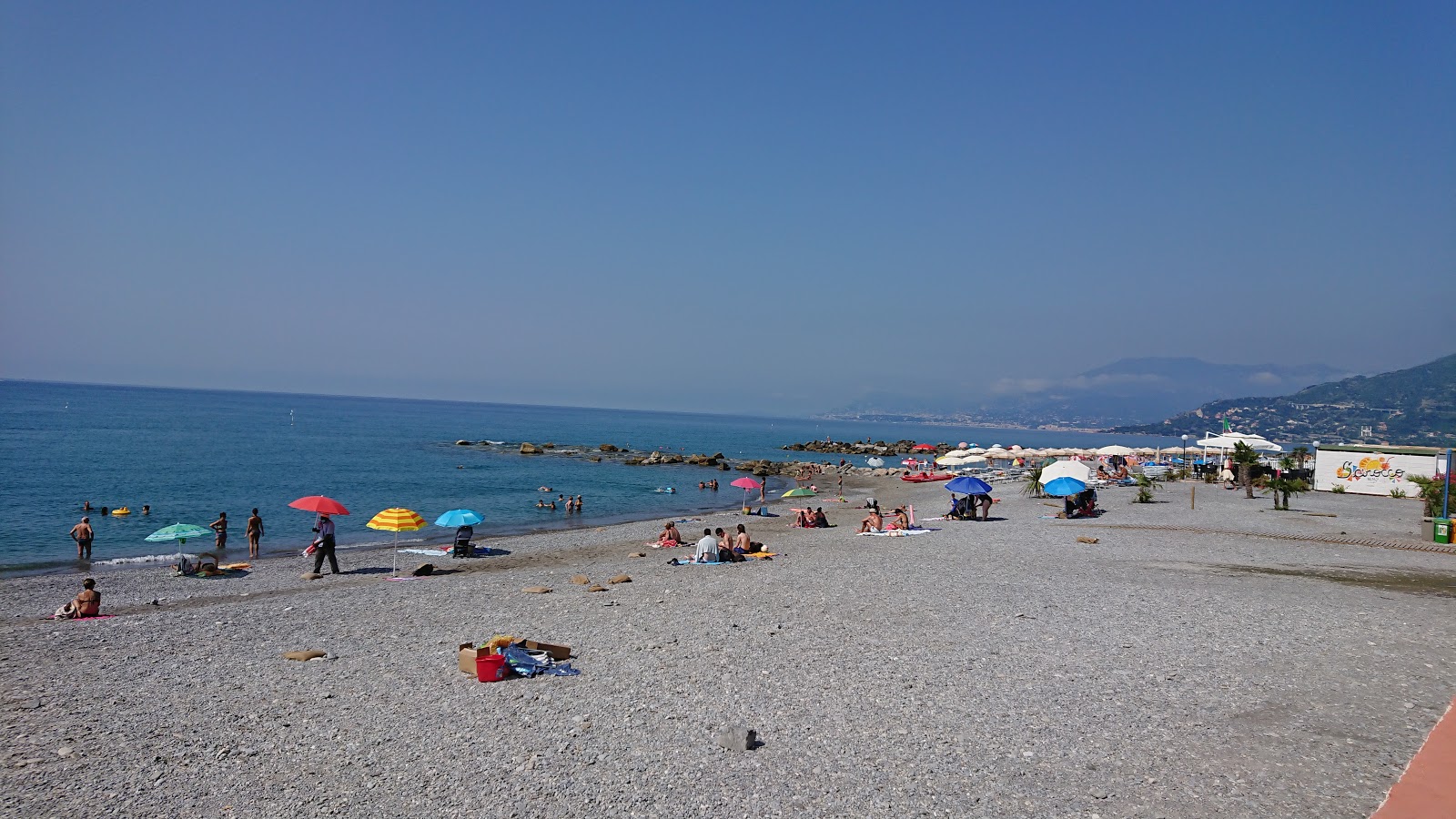 Fotografija Spiaggia Ventimiglia z modra voda površino