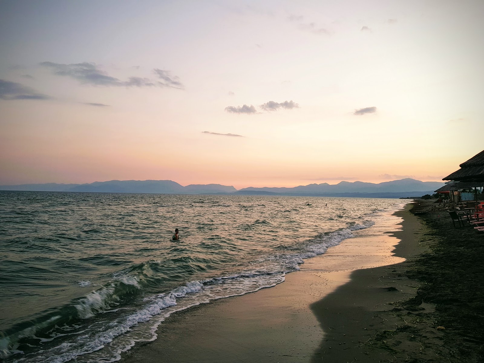 Blue Coast beach'in fotoğrafı - rahatlamayı sevenler arasında popüler bir yer