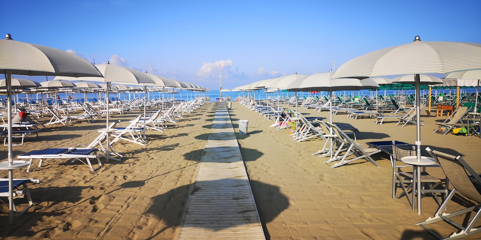 Valokuva Viareggio beachista. - suosittu paikka rentoutumisen tuntijoille