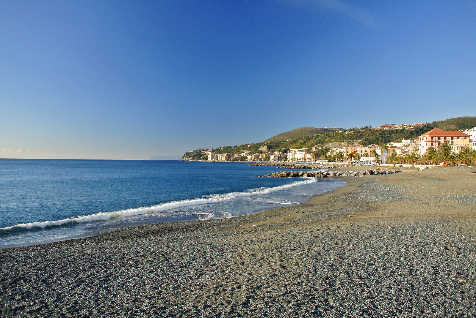 Foto van Spiaggia Cogoleto met zand met kiezelstenen oppervlakte