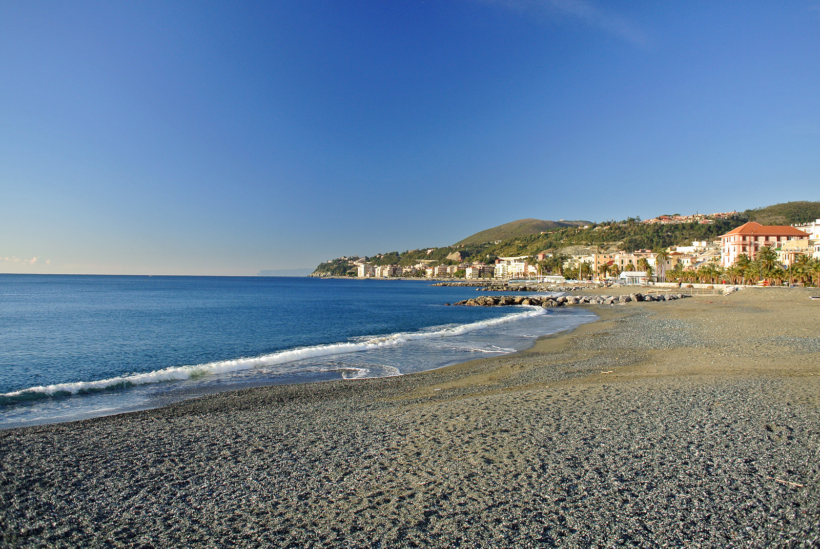 Foto von Spiaggia Cogoleto mit grauer sand & kiesel Oberfläche