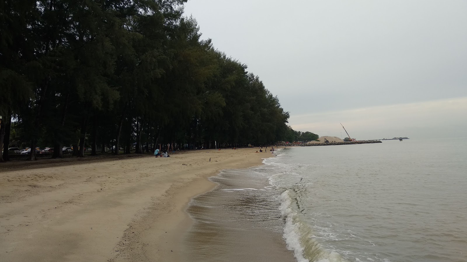 Foto di Puteri Beach con costa lunga e dritta