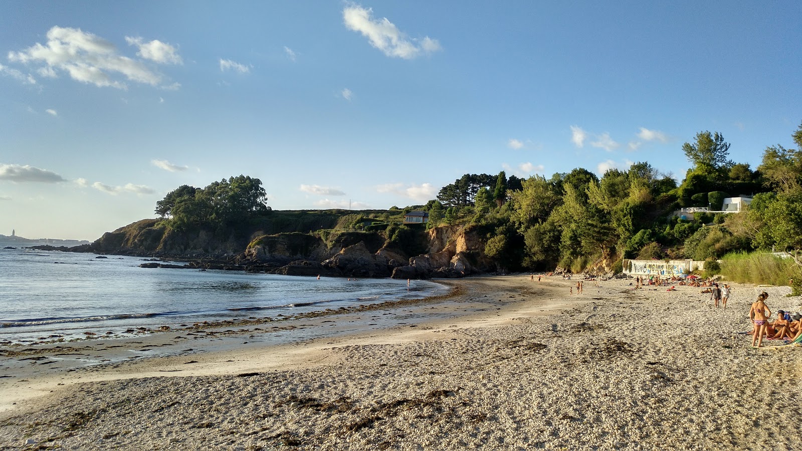 Φωτογραφία του Praia de Naval με μικρά μπεζ βότσαλα επιφάνεια