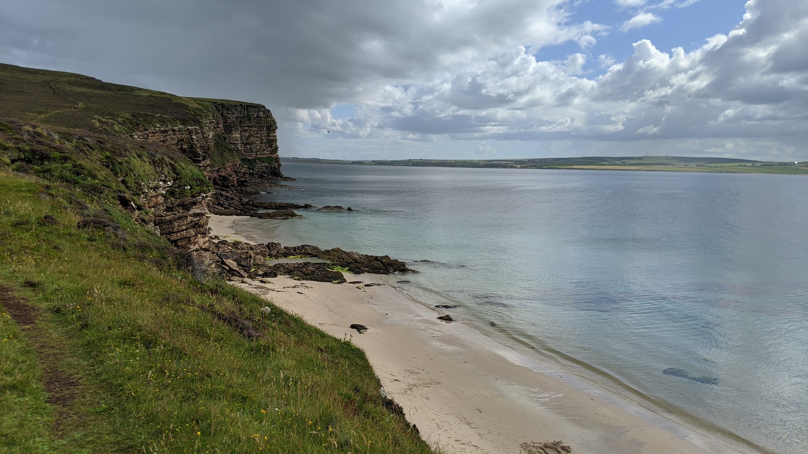 Peedie Sands Beach'in fotoğrafı dağlarla çevrili