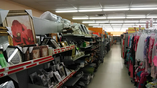 Dollar Store «FAMILY DOLLAR Store #6254», reviews and photos, 16122 Lakeshore Blvd, Cleveland, OH 44110, USA