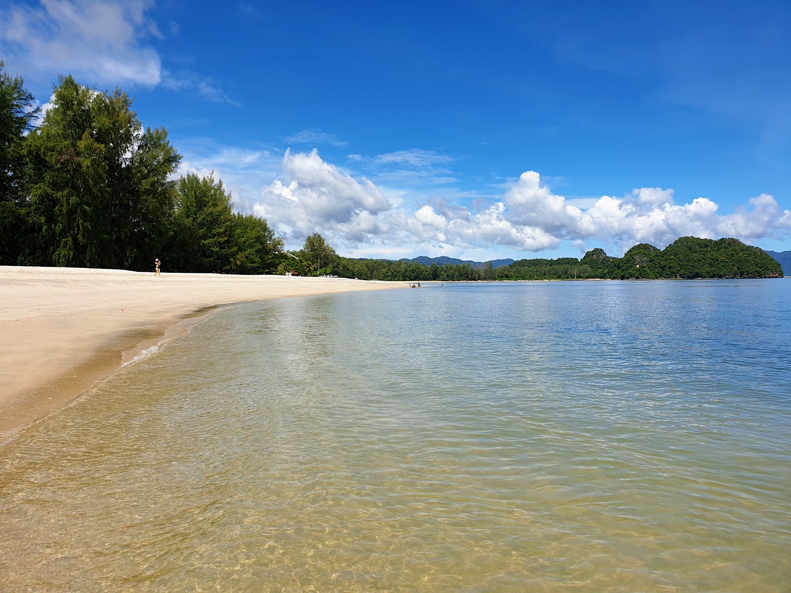 Zdjęcie Tanjung Rhu Beach z powierzchnią jasny piasek