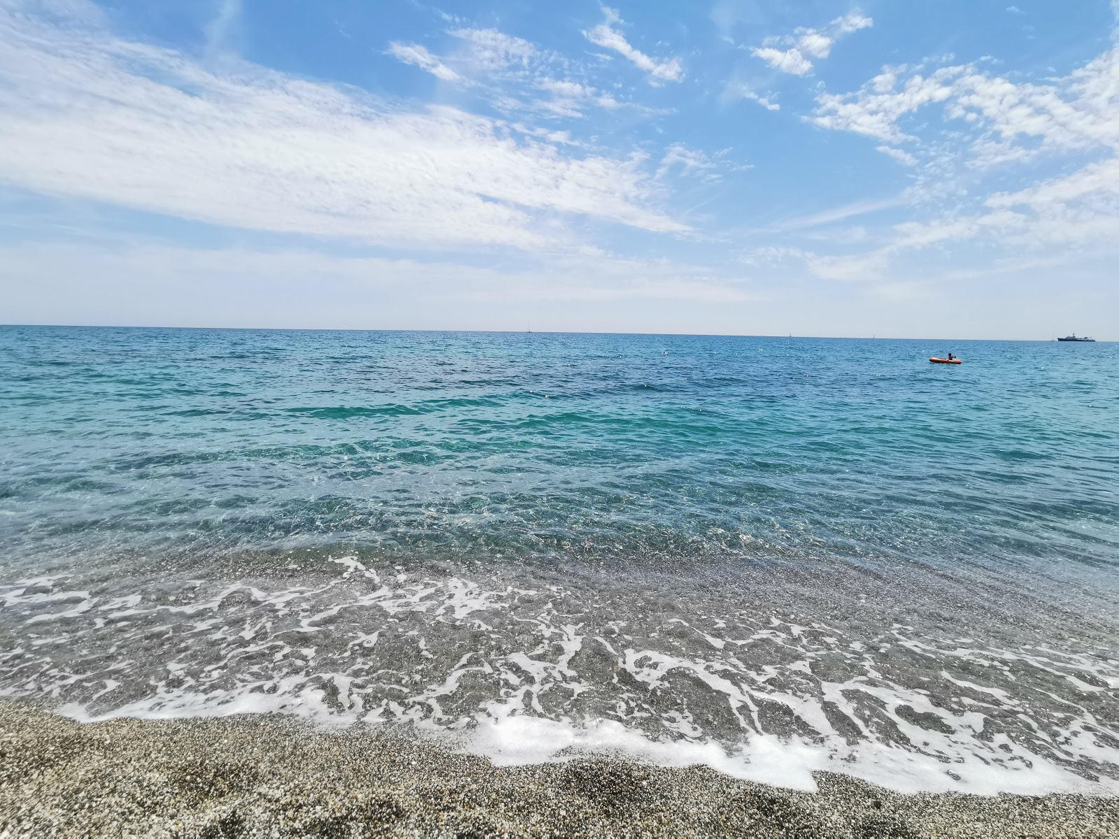 Foto de Spiaggia Pietra Ligure con agua azul superficie