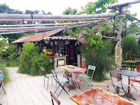 Atmosphère du Bar-restaurant à huîtres Emile et une huître à Lège-Cap-Ferret - n°5