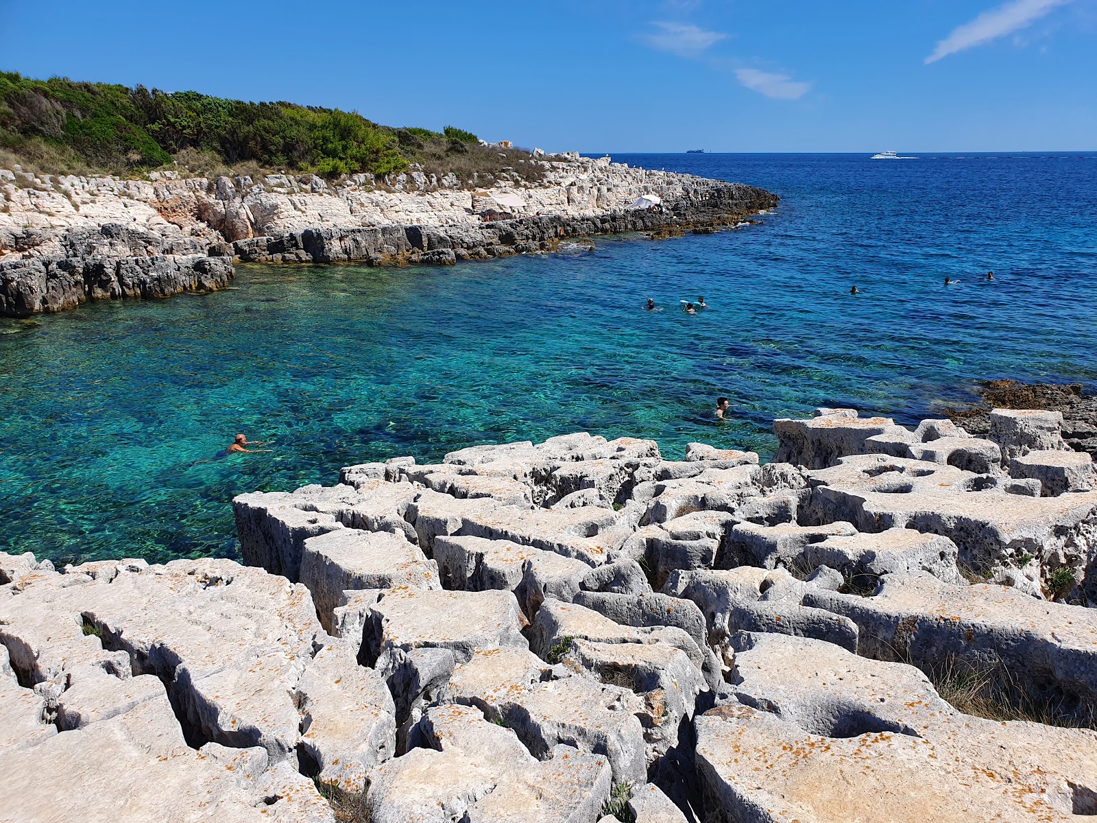 Foto di Sv. Mikula beach con una superficie del terreno roccioso