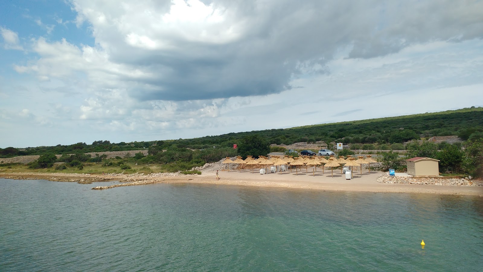 Foto di Punat beach con una superficie del acqua cristallina