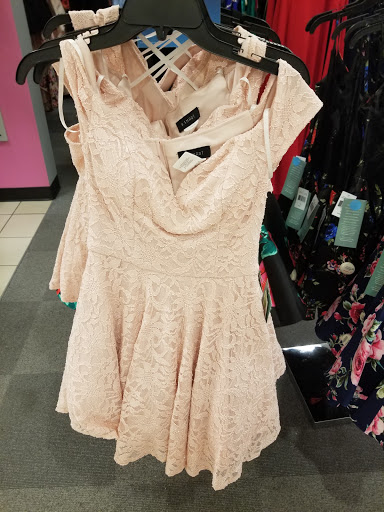 Shopping Mall «The Lakes Mall», reviews and photos, 5600 Harvey St, Muskegon, MI 49444, USA