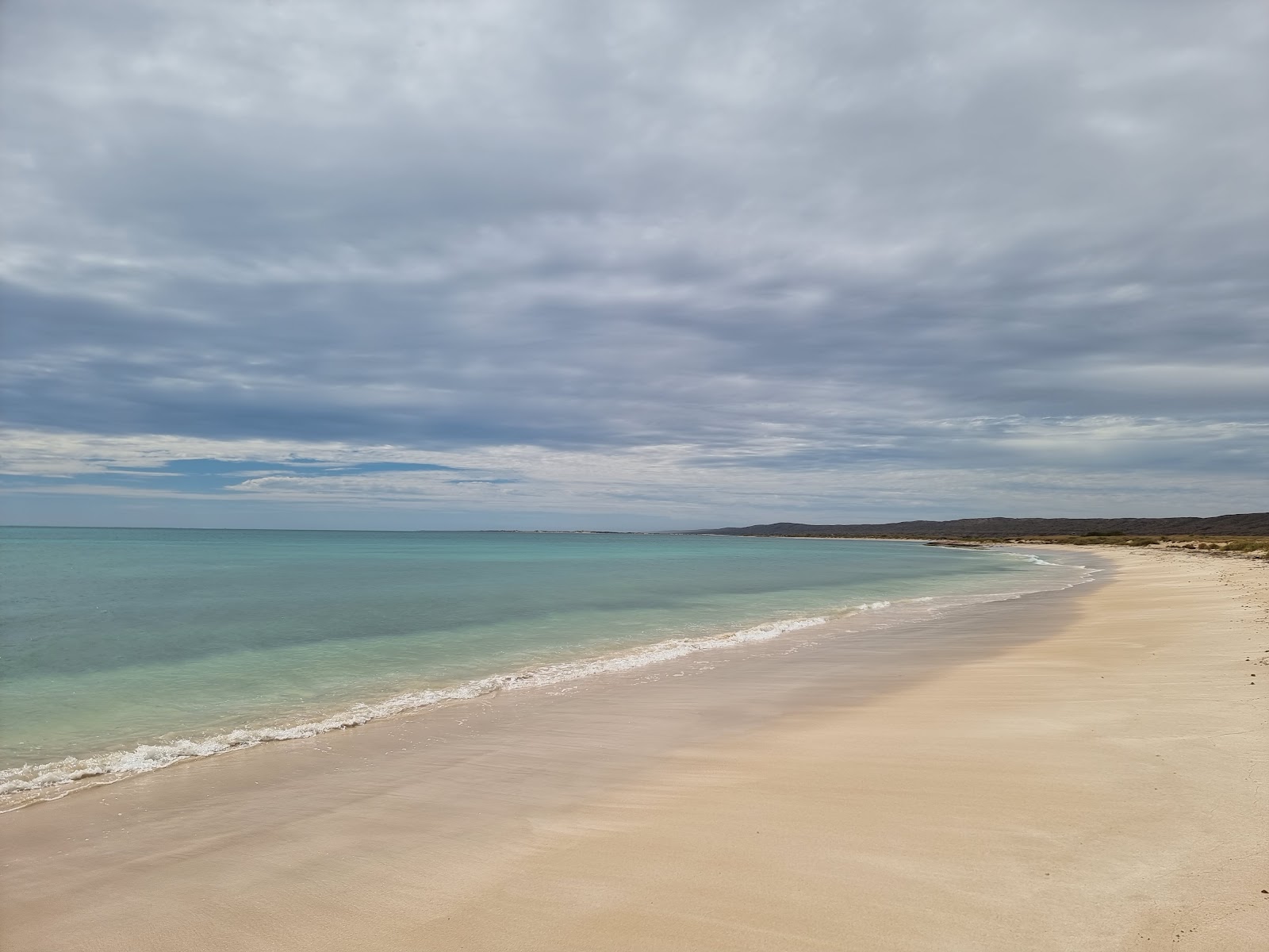 Foto di Point Billie Beach con una superficie del sabbia fine e luminosa